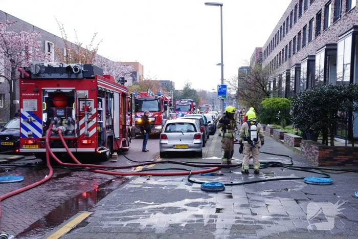 Meerdere voertuigen in brand in parkeergarage