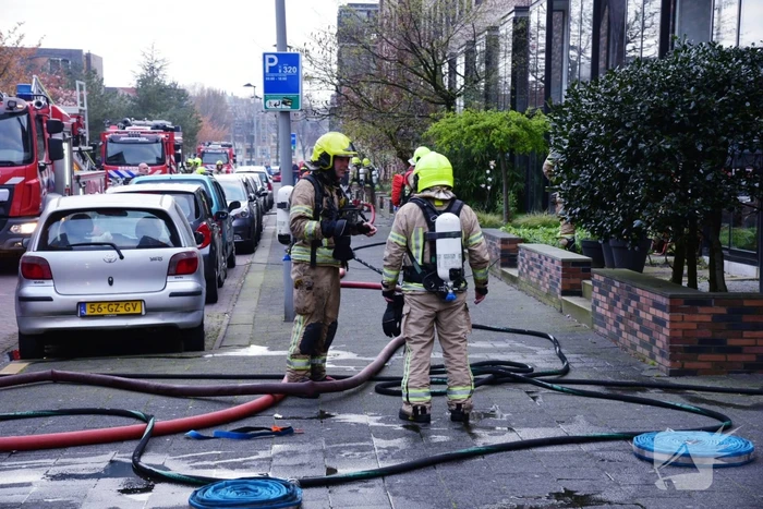Meerdere voertuigen in brand in parkeergarage