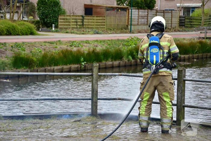 Houtwerk damwand vat vlam