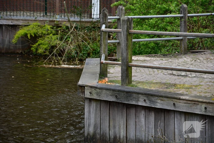 Houtwerk damwand vat vlam