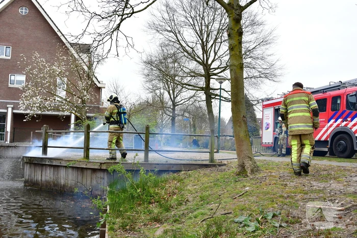 Houtwerk damwand vat vlam