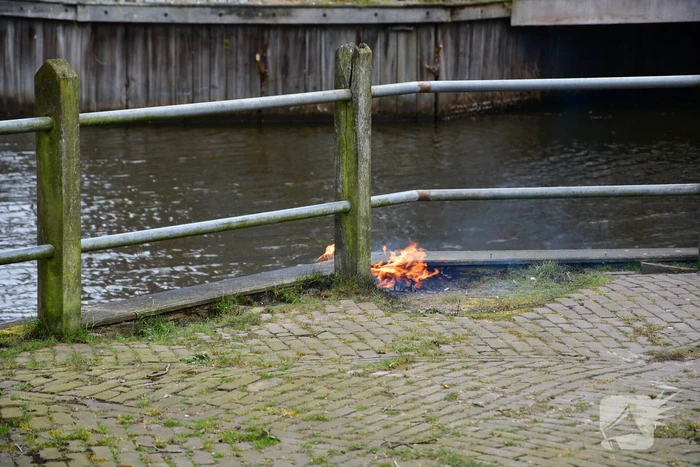 Houtwerk damwand vat vlam