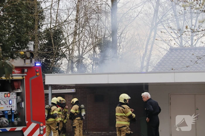 Afvalbrandje slaat over op woning