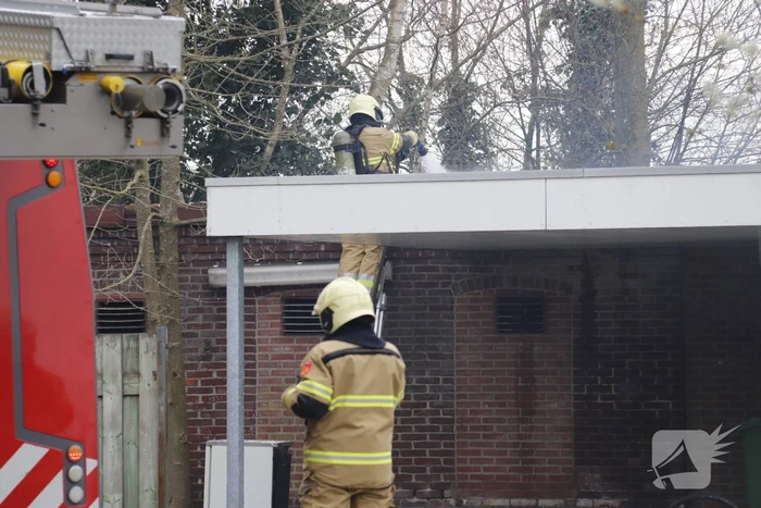 Afvalbrandje slaat over op woning