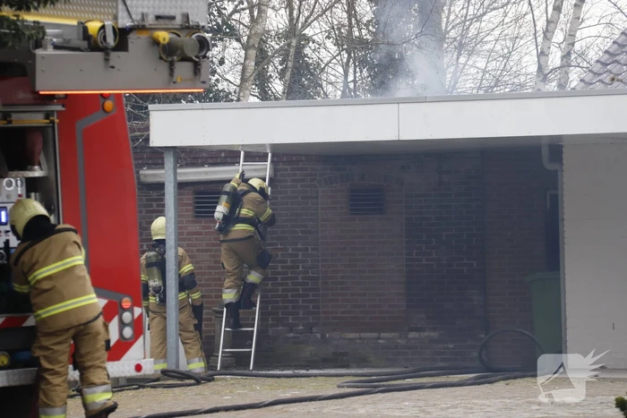 Afvalbrandje slaat over op woning