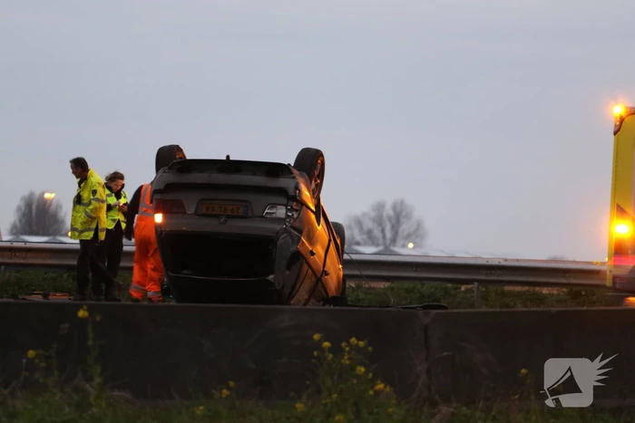Auto belandt op de kop, bestuurder gewond