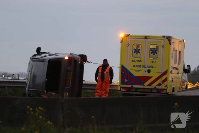 Auto belandt op de kop, bestuurder gewond