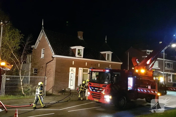 Brandweer blust schoorsteenbrand
