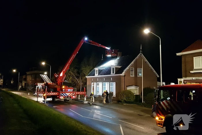 Brandweer blust schoorsteenbrand