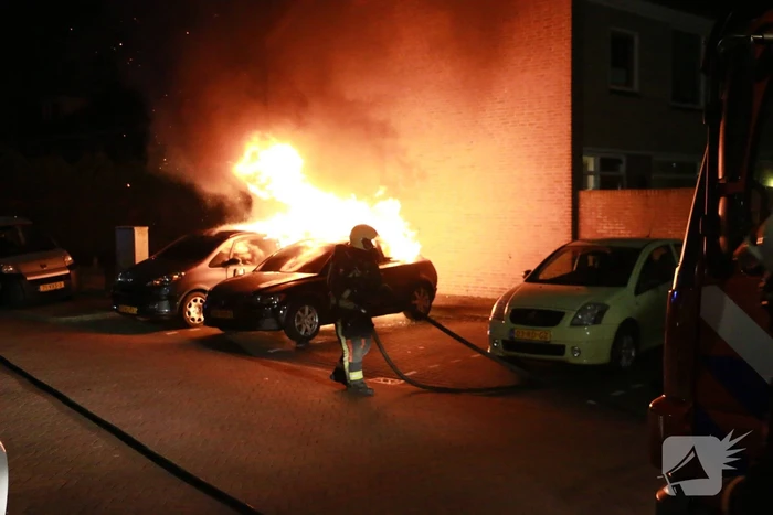 Geparkeerde auto's verwoest door brand