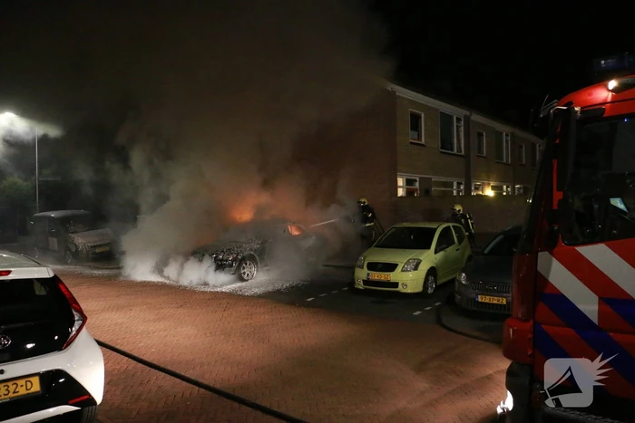 Geparkeerde auto's verwoest door brand