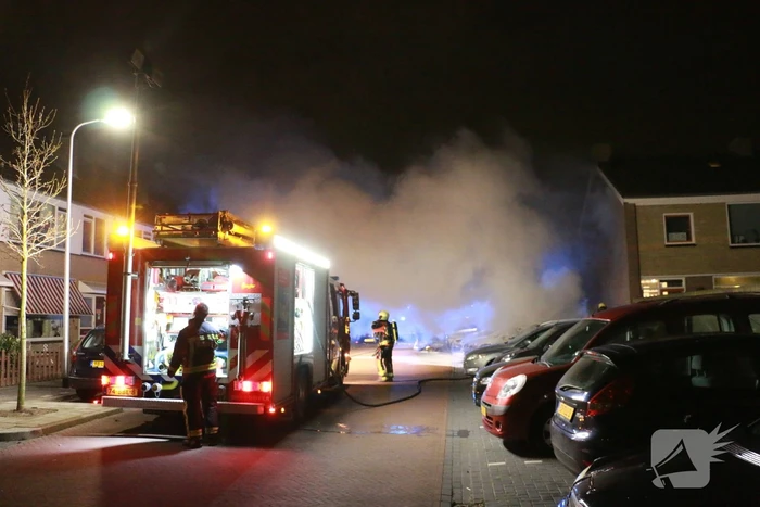 Geparkeerde auto's verwoest door brand
