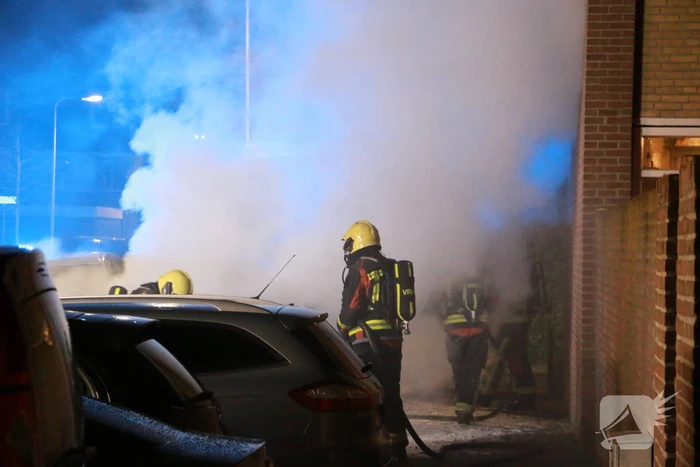 Geparkeerde auto's verwoest door brand