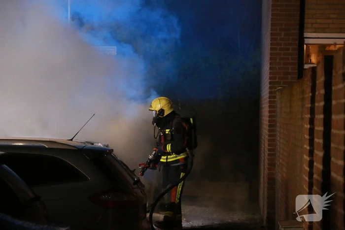 Geparkeerde auto's verwoest door brand