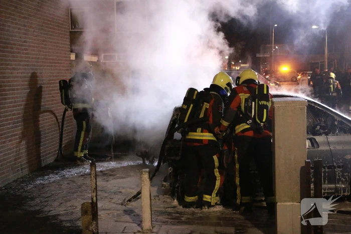 Geparkeerde auto's verwoest door brand