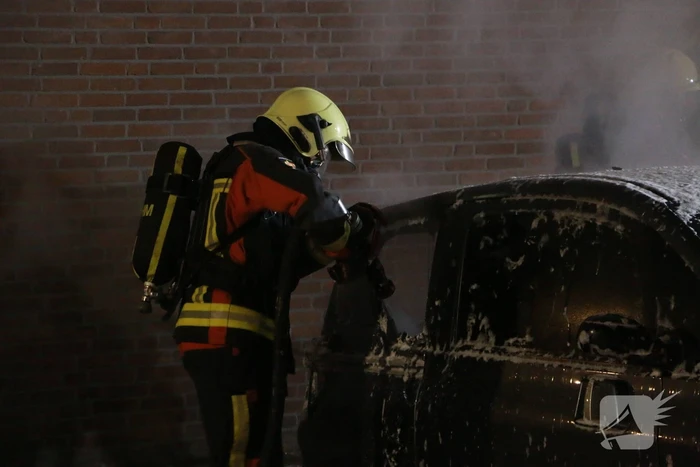 Geparkeerde auto's verwoest door brand