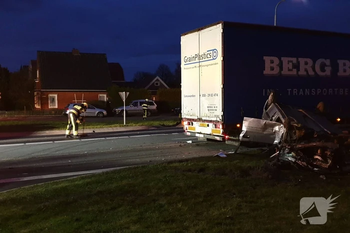 Auto op de kop door aanrijding met vrachtwagen
