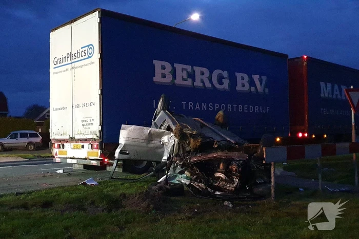 Auto op de kop door aanrijding met vrachtwagen