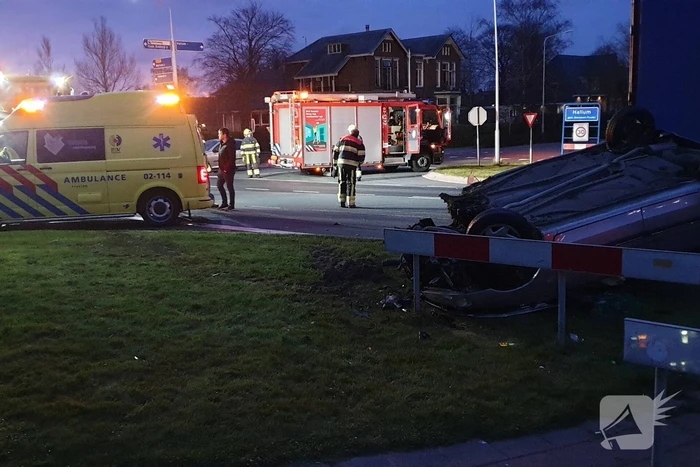 Auto op de kop door aanrijding met vrachtwagen