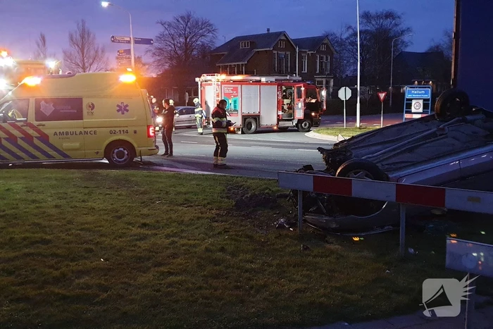 Auto op de kop door aanrijding met vrachtwagen