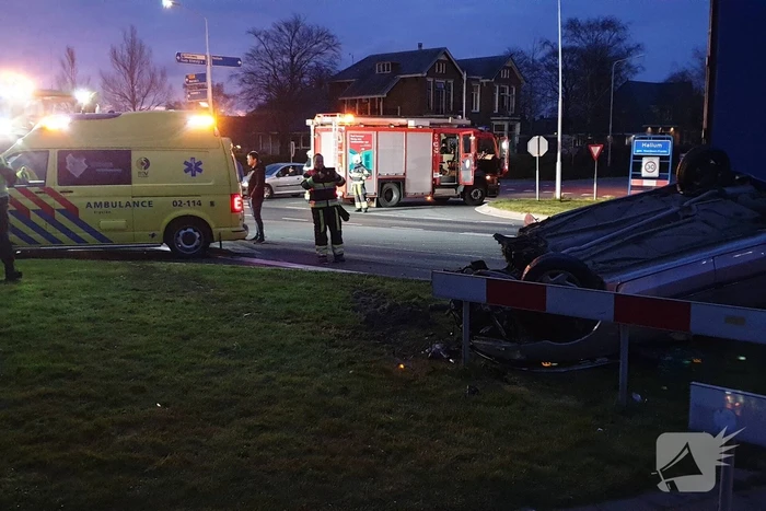 Auto op de kop door aanrijding met vrachtwagen