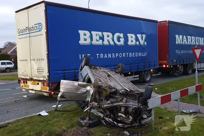 Auto op de kop door aanrijding met vrachtwagen