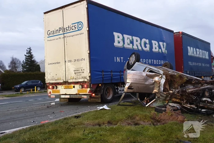 Auto op de kop door aanrijding met vrachtwagen