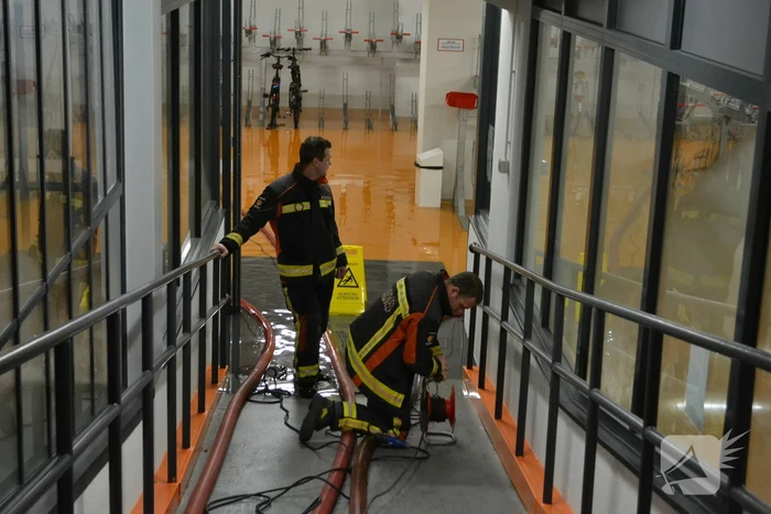 Sprinklerinstallatie oude Hudson Bay gebouw gaat af