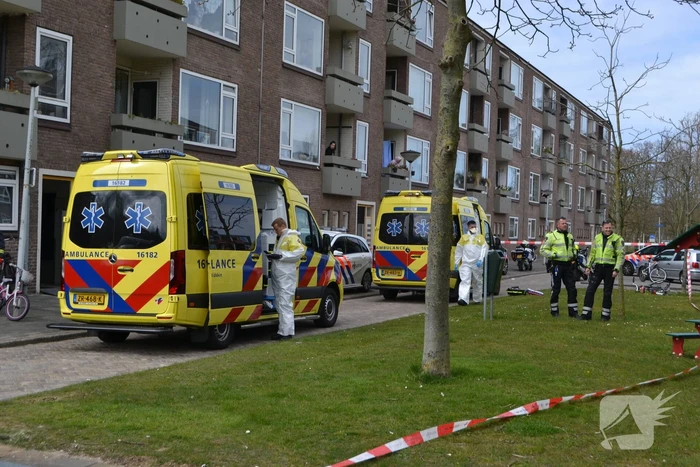 Dode in woning; kinderen naar ziekenhuis