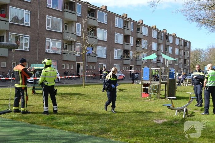 Dode in woning; kinderen naar ziekenhuis