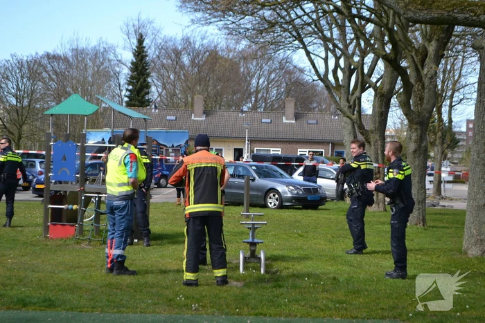 Dode in woning; kinderen naar ziekenhuis