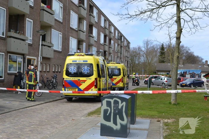 Dode in woning; kinderen naar ziekenhuis