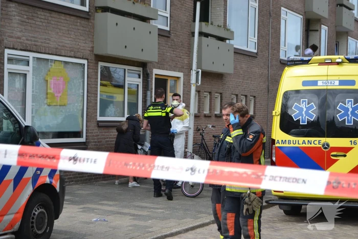 Dode in woning; kinderen naar ziekenhuis