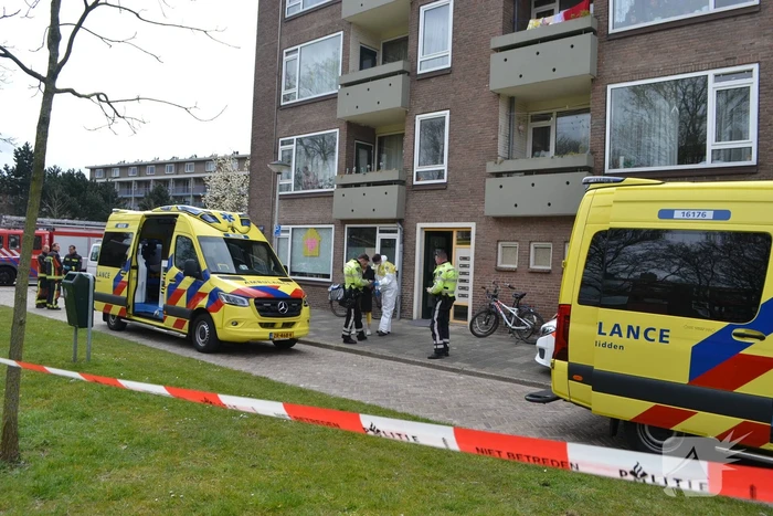 Dode in woning; kinderen naar ziekenhuis