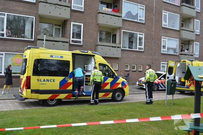 Dode in woning; kinderen naar ziekenhuis