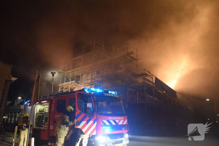 Veel rook bij flinke schoorsteenbrand