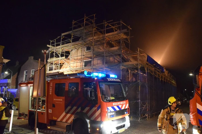Veel rook bij flinke schoorsteenbrand