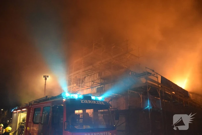 Veel rook bij flinke schoorsteenbrand