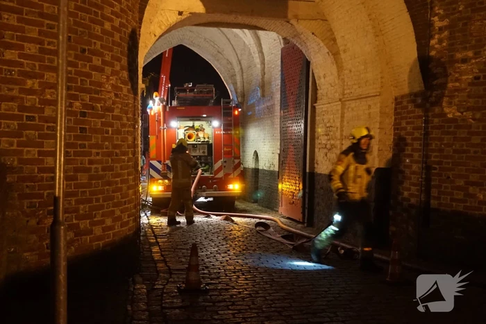 Veel rook bij flinke schoorsteenbrand