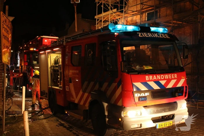 Veel rook bij flinke schoorsteenbrand