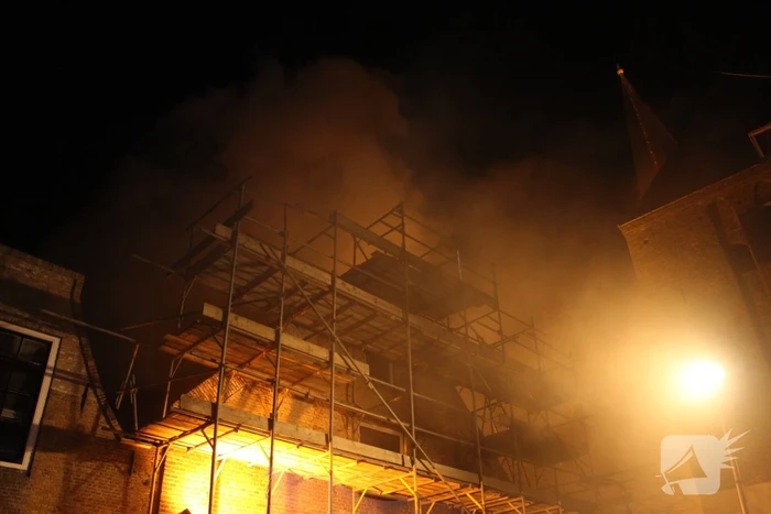 Veel rook bij flinke schoorsteenbrand