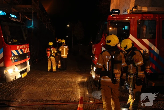Veel rook bij flinke schoorsteenbrand