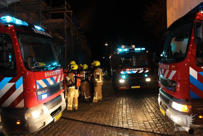 Veel rook bij flinke schoorsteenbrand