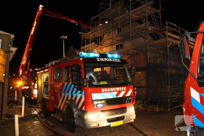 Veel rook bij flinke schoorsteenbrand