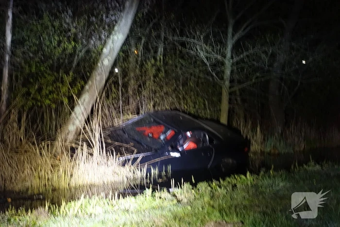 Auto te water, inzittende gewond