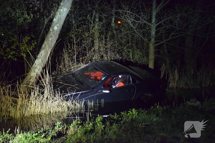 Auto te water, inzittende gewond