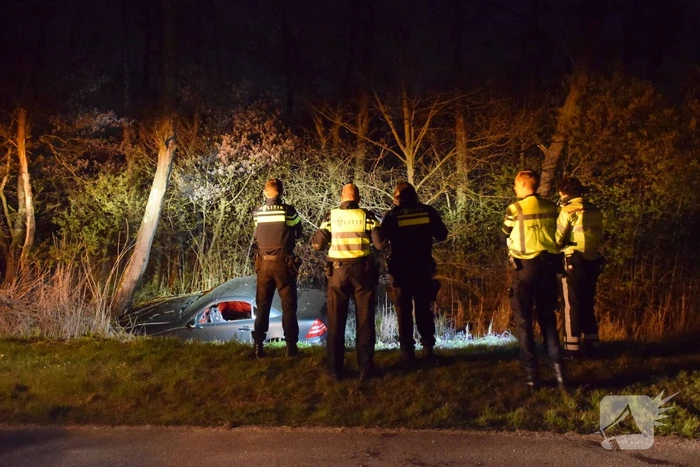Auto te water, inzittende gewond