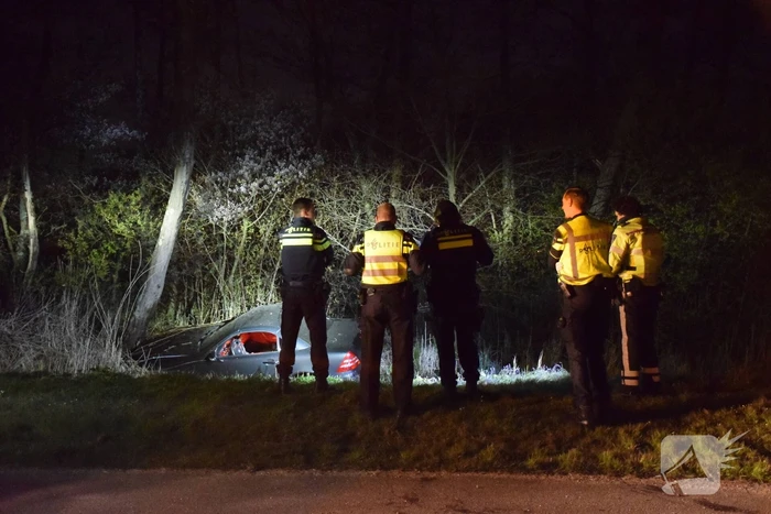 Auto te water, inzittende gewond