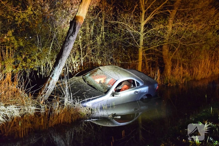 Auto te water, inzittende gewond