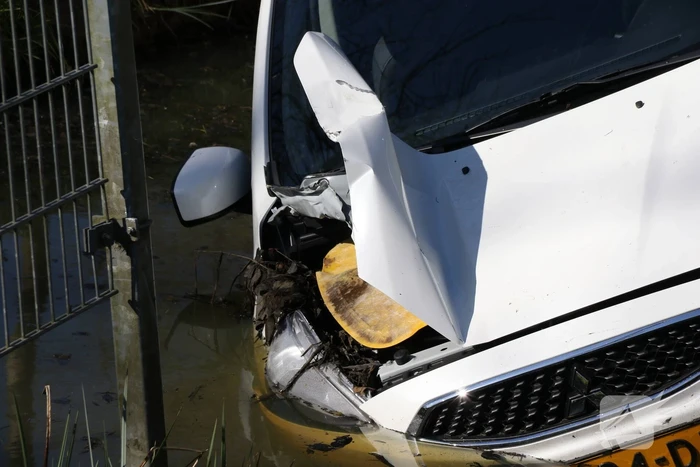 Auto op mysterieuze wijze te water geraakt